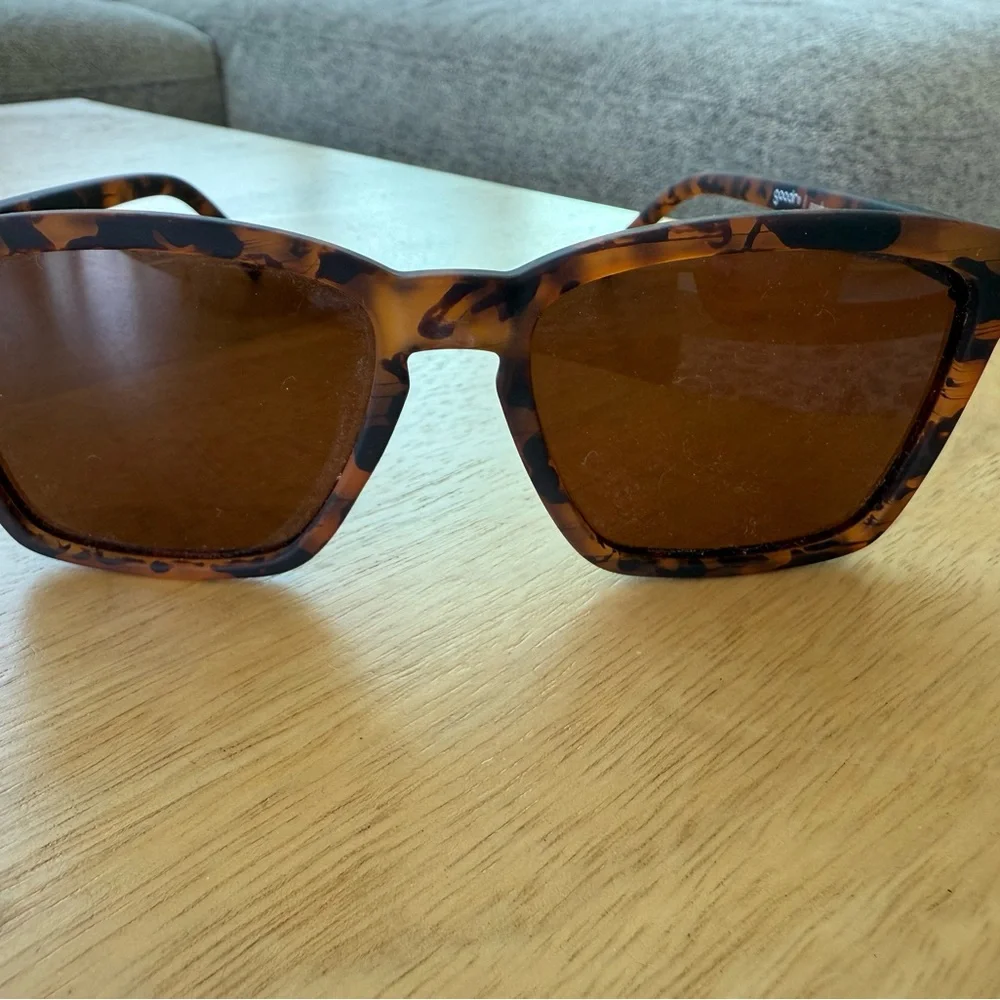 Contemporary Brown Sunglasses with Sleek Design - Picture 1 of 7
